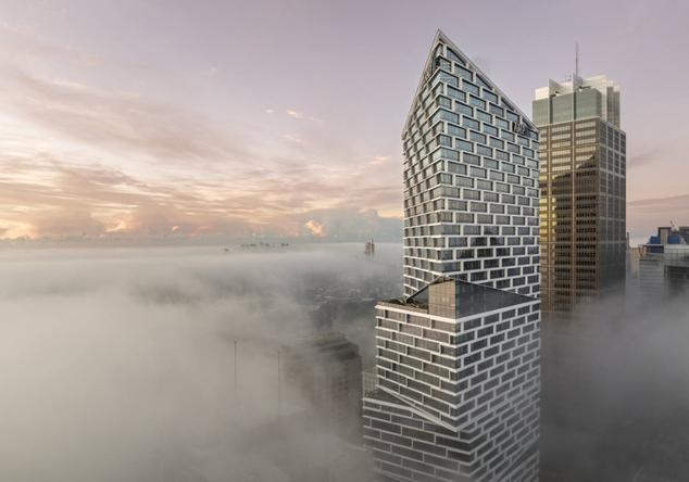 El volumen de la torre se divide en cinco masas más pequeñas lo que reduce el volumen visual del edificio. 