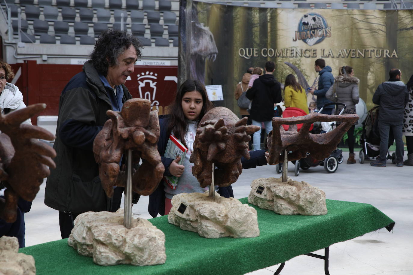 Fotos: Los dinosaurios llegan a Vitoria toman el Iradier Arena