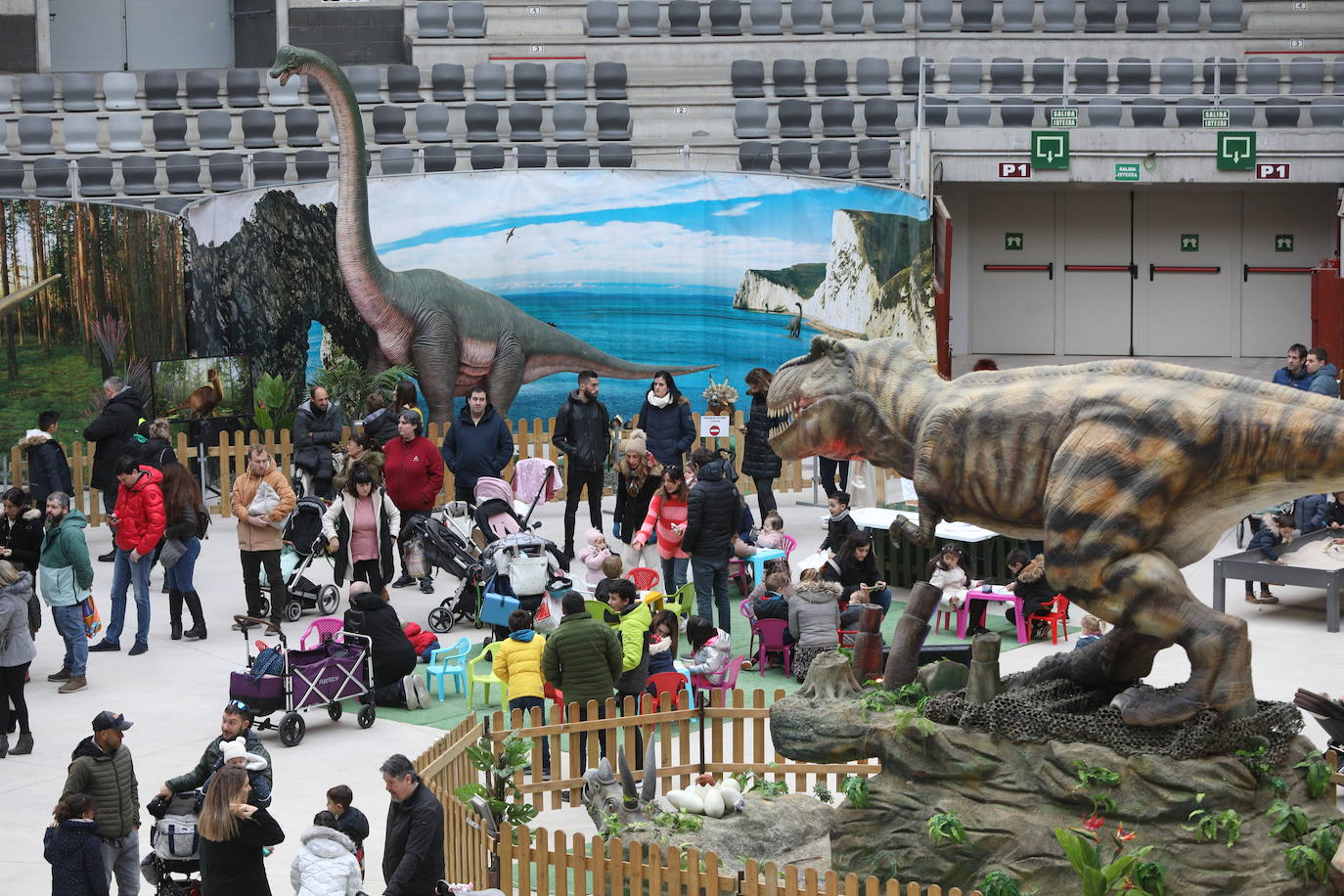 Fotos: Los dinosaurios llegan a Vitoria toman el Iradier Arena