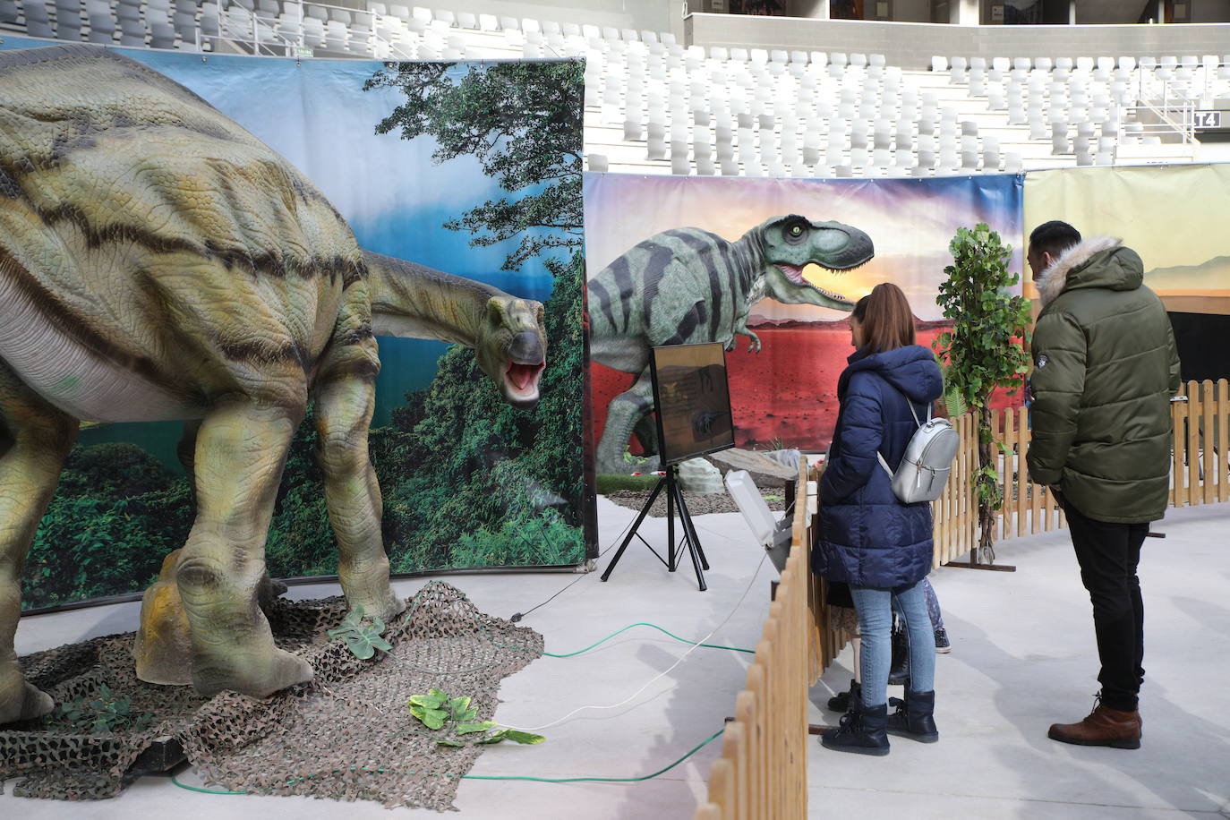 Fotos: Los dinosaurios llegan a Vitoria toman el Iradier Arena