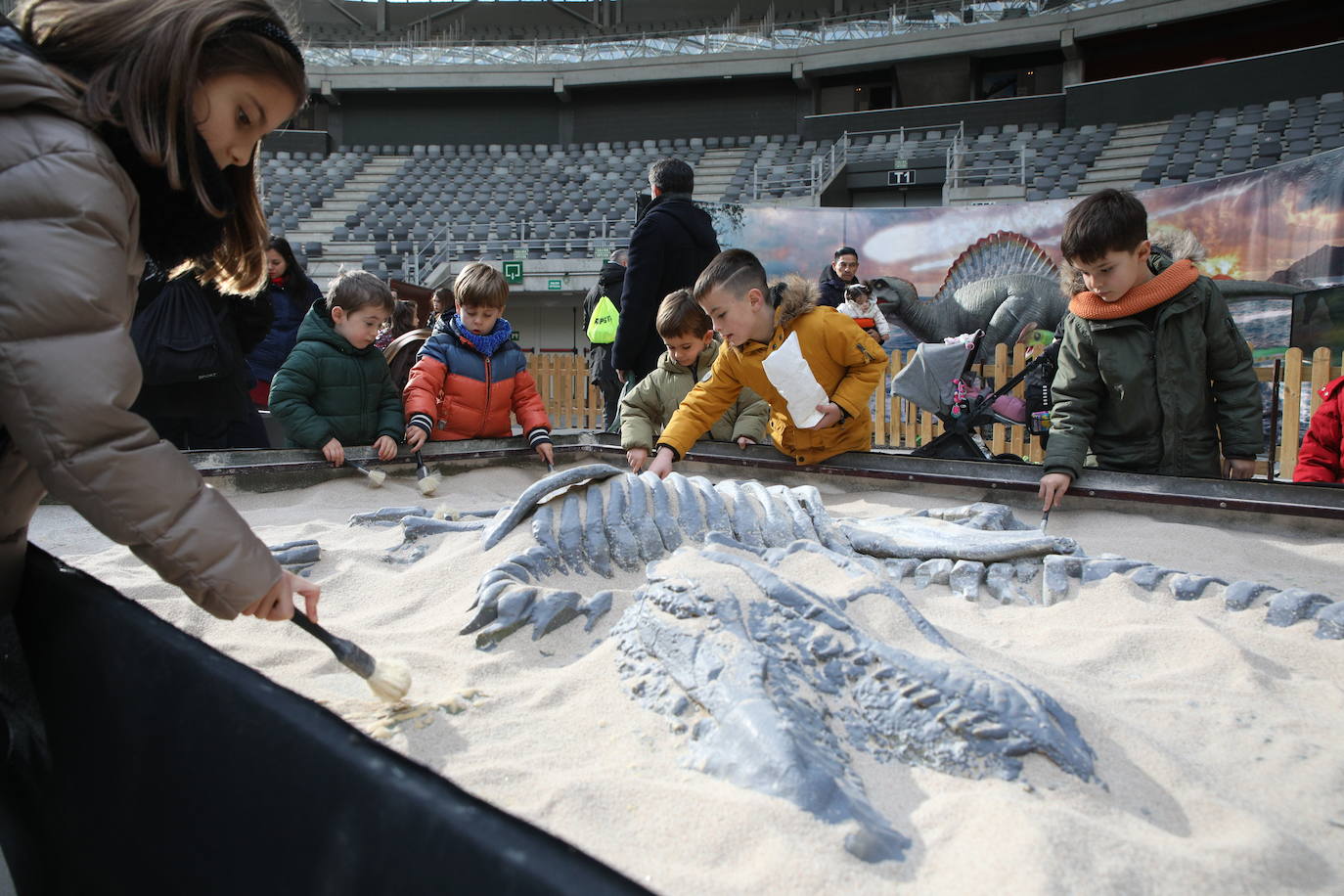 Fotos: Los dinosaurios llegan a Vitoria toman el Iradier Arena