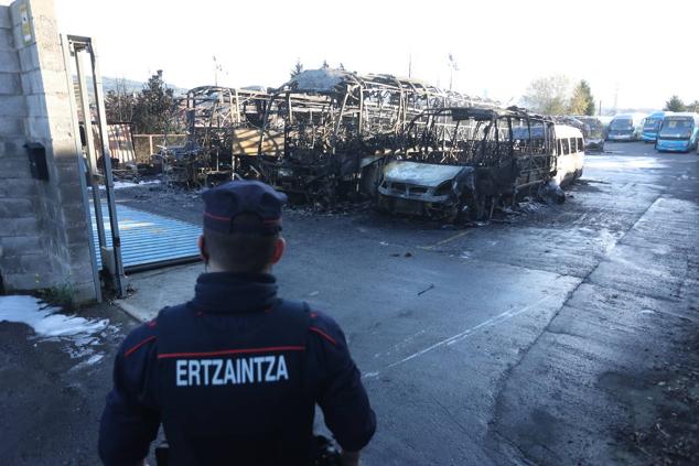 Fotos: Arden nueve autobuses en Erandio