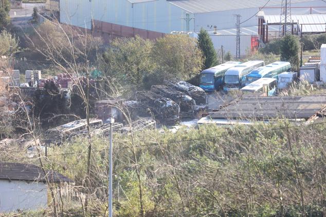 Fotos: Arden nueve autobuses en Erandio