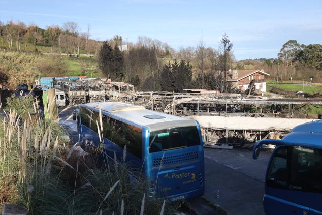 Fotos: Arden nueve autobuses en Erandio