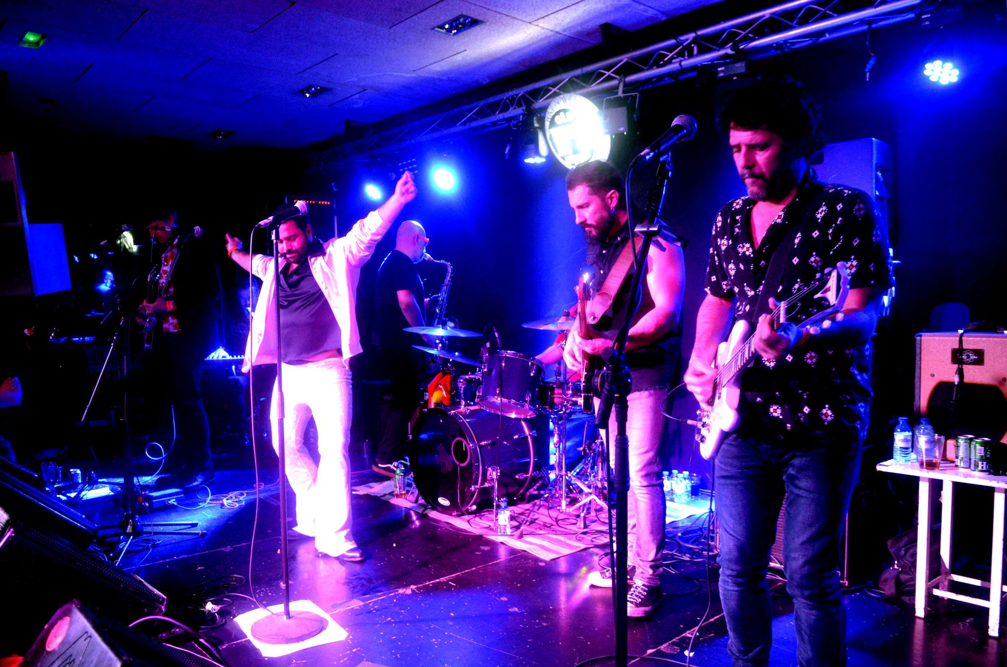 La banda, con Isra tapado y Pit Idoyaga a la guitarra. 