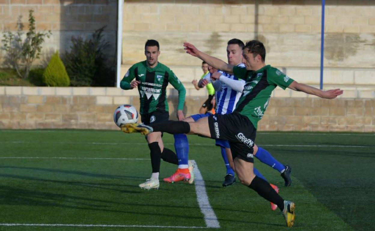 Aitor Aranzabe pugna por un balón ante un defensor del Izarra 