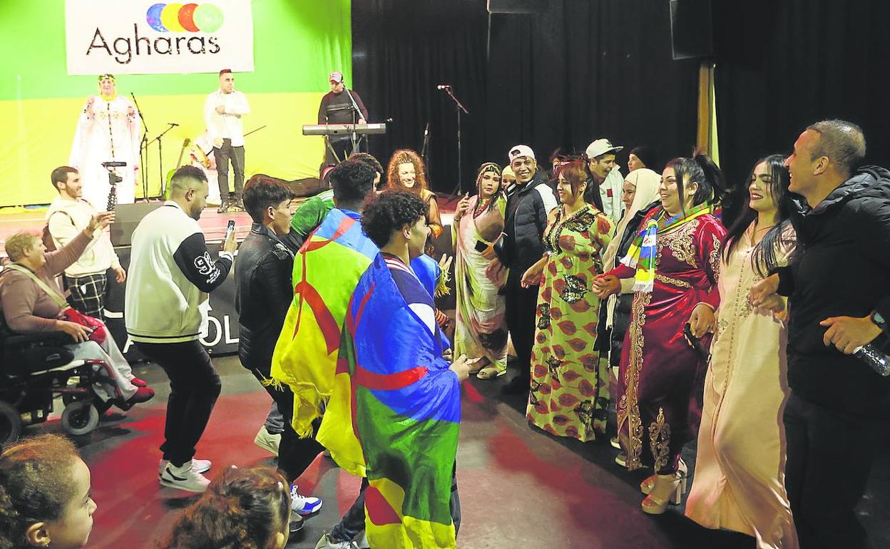 La música fue el eje central de la fiesta a lo largo de toda la tarde en el Merkatua de Portugalete. 