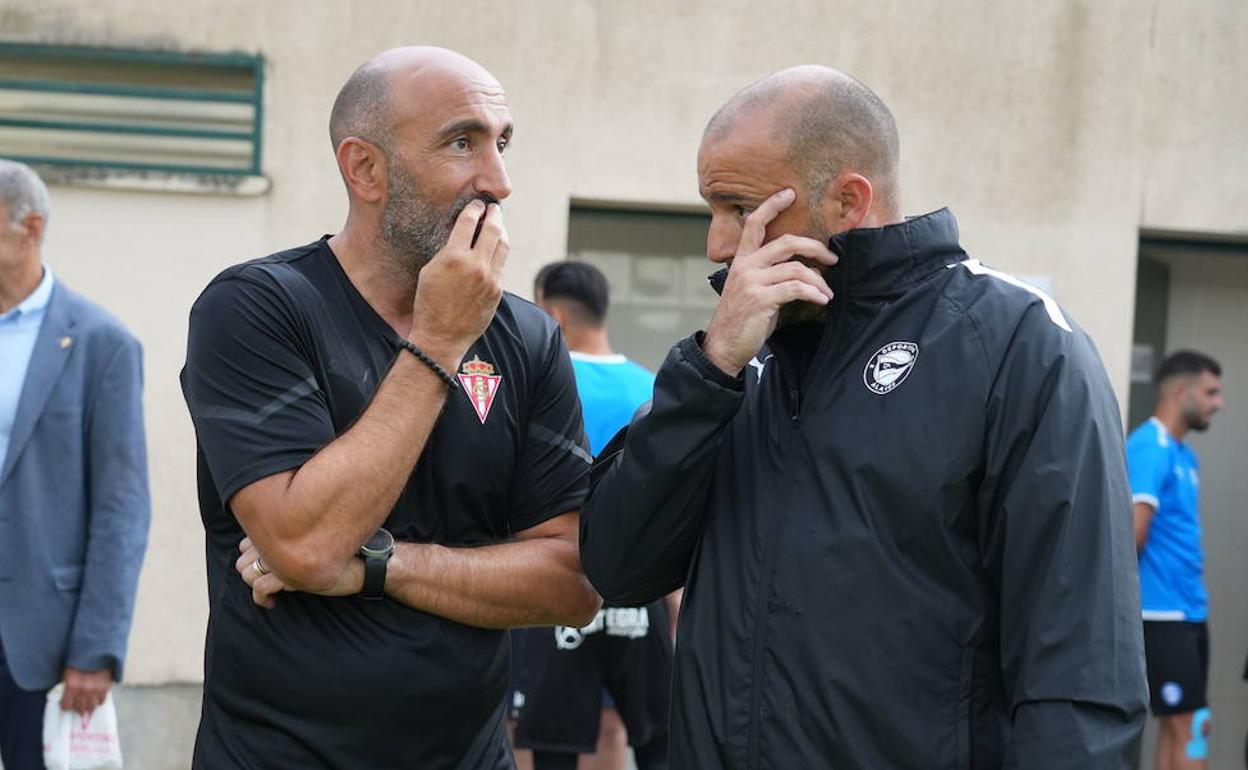 Abelardo charla con el albiazul Javi Barbero en el amistoso de pretemporada contra el Alavés en Laguardia. 