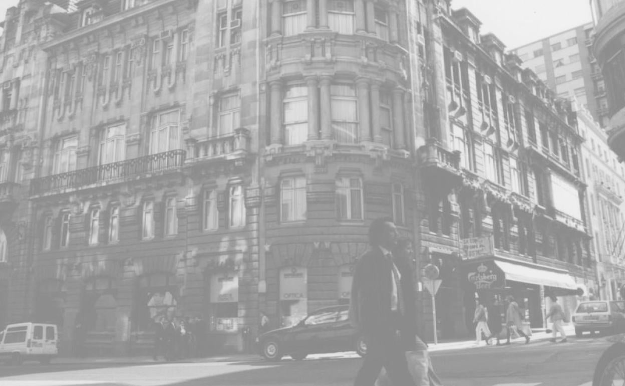 Edificio de la Sociedad Bilbaina y del Café de La Concordia en la calle Navarra en 1995.