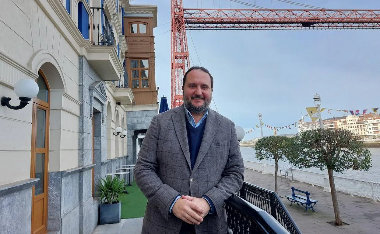 Ricardo Campuzano, director del hotel, en el exterior de su establecimiento, junto al Puente Colgante. 