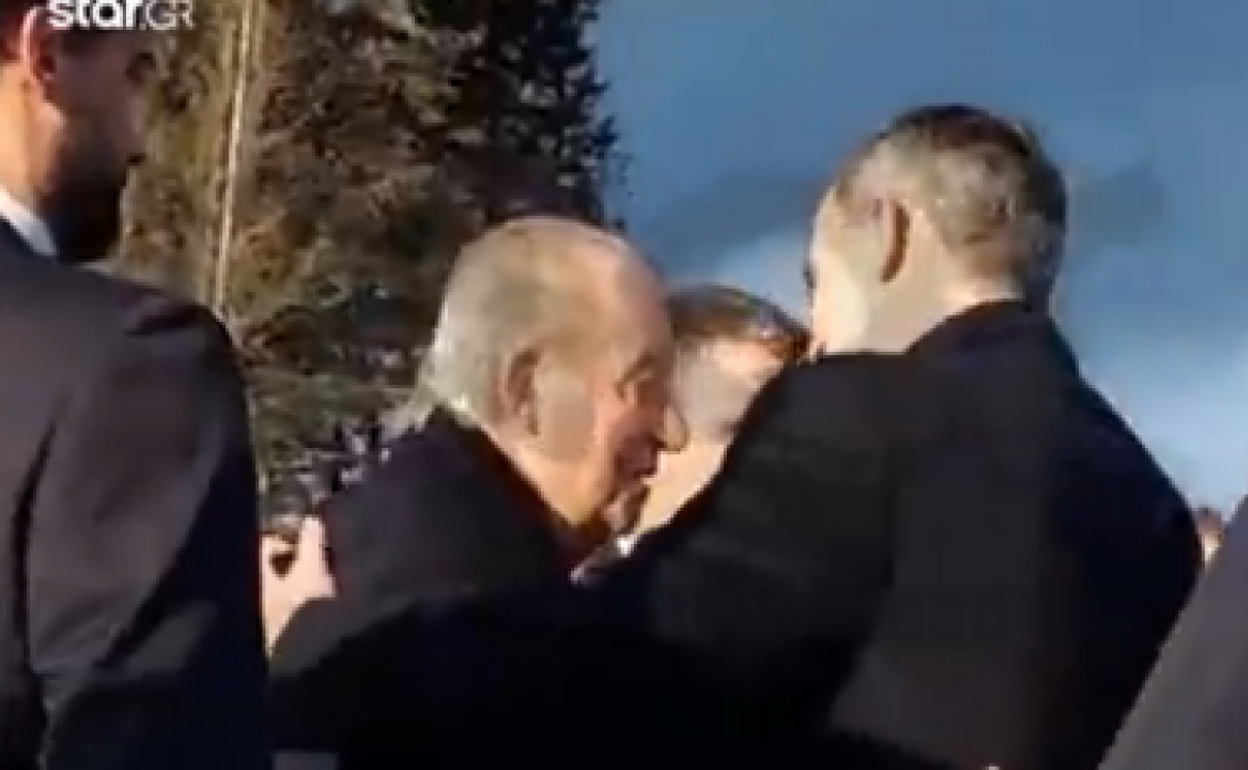 Cariñoso abrazo entre el Rey y su padre en Atenas