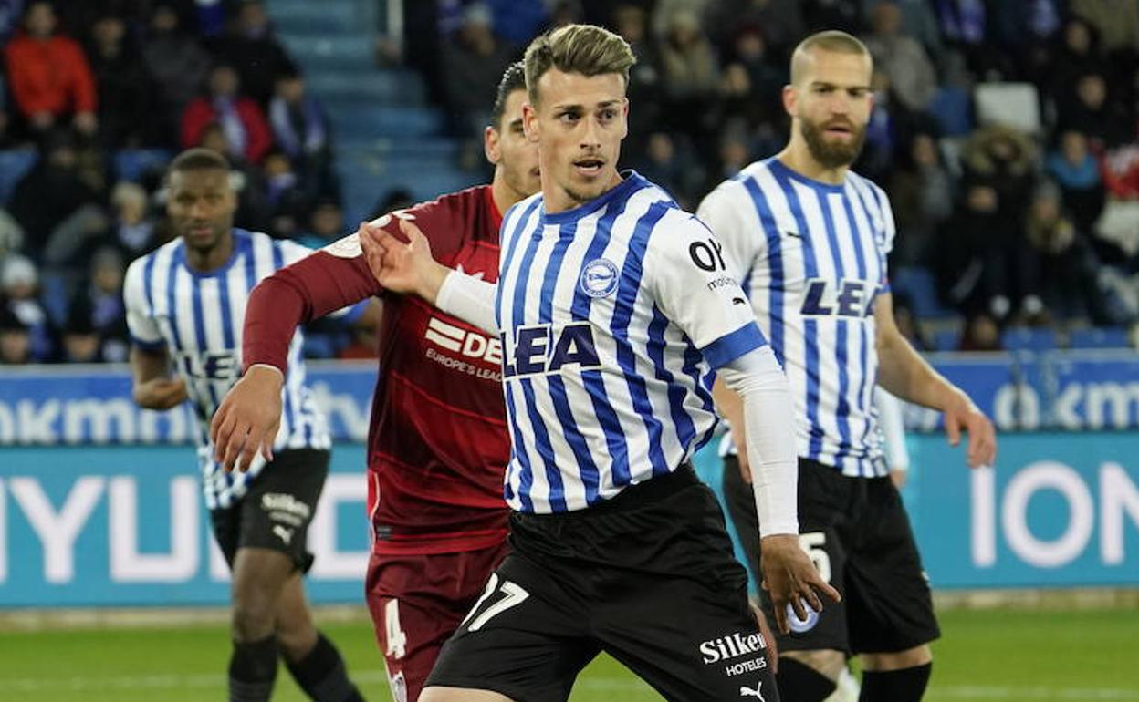Antonio Blanco, con media hora de juego, en una jugada al borde del área