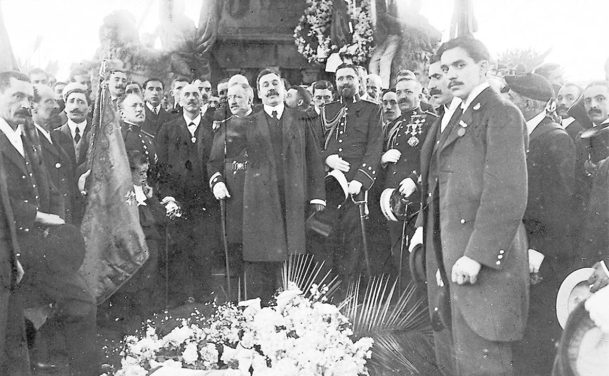 Gregorio Balparda, presidente de El Sitio, pronuncia un discurso en homenaje a los auxiliares en el cementerio de Mallona. 