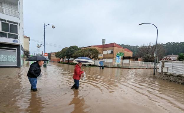 Laredo es una de las localidades cántabras más afectadas por la intensa lluvia, que ha provocado inundaciones en diferentes puntos de la villa.