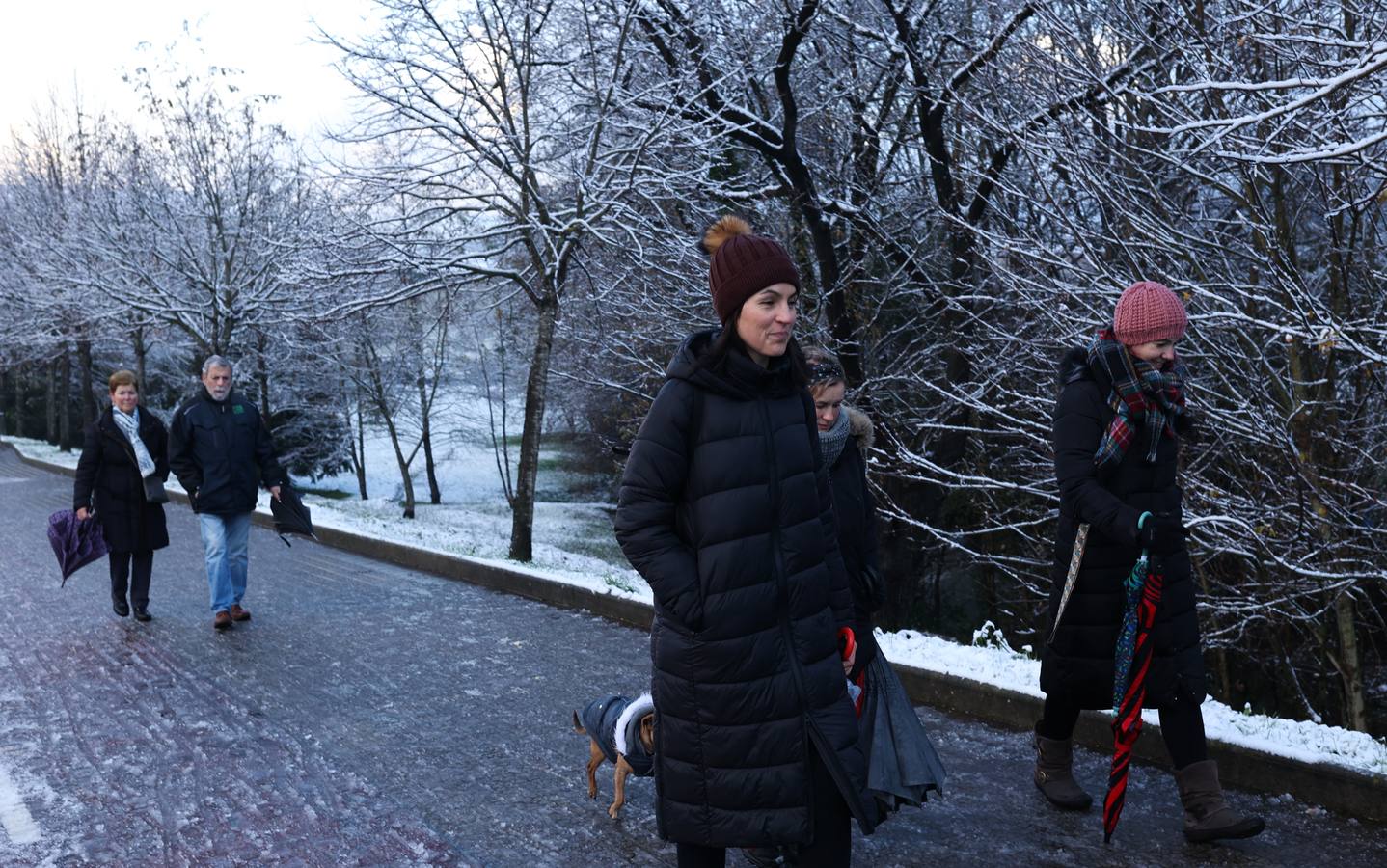 La nieve y el hielo han complicado el inicio de la mañana en Abadiño.