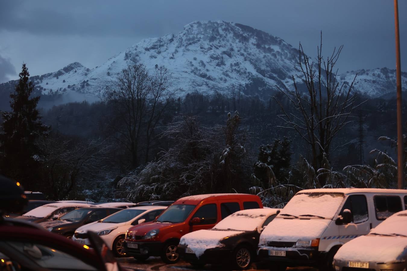 Los coches han amanecido cubiertos de nieve en Durango.