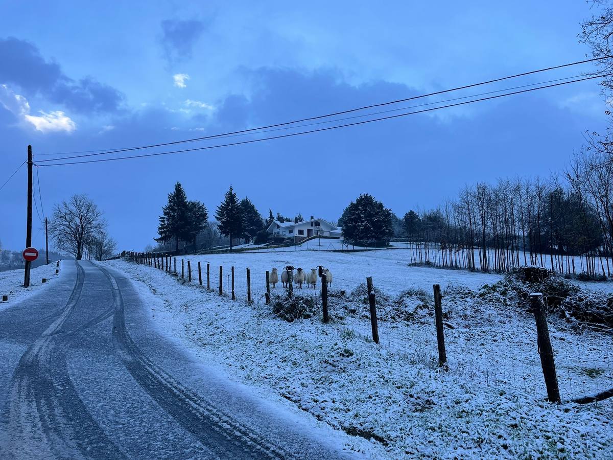 Los caminos rurales de Iurreta están cubiertos por una fina capa de nieve. 