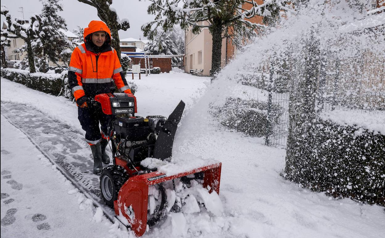 Un hombre retira la nieve acumulada en una calle de Salvatierra.