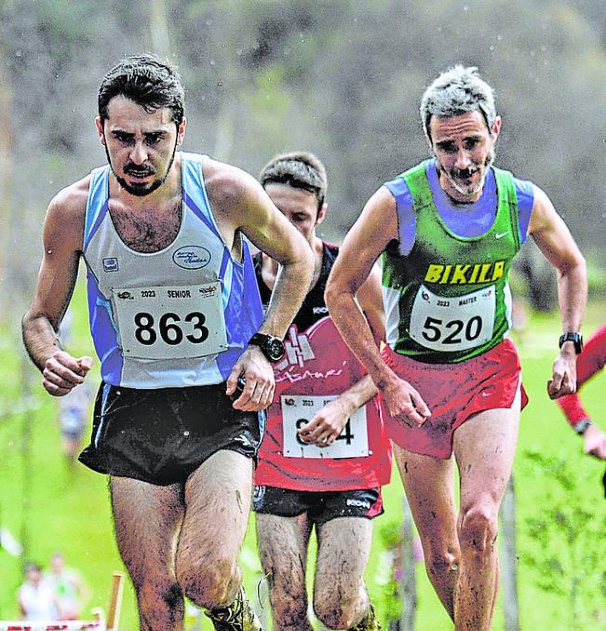 Los atletas, en pleno esfuerzo en el campeonato de Euskadi. 