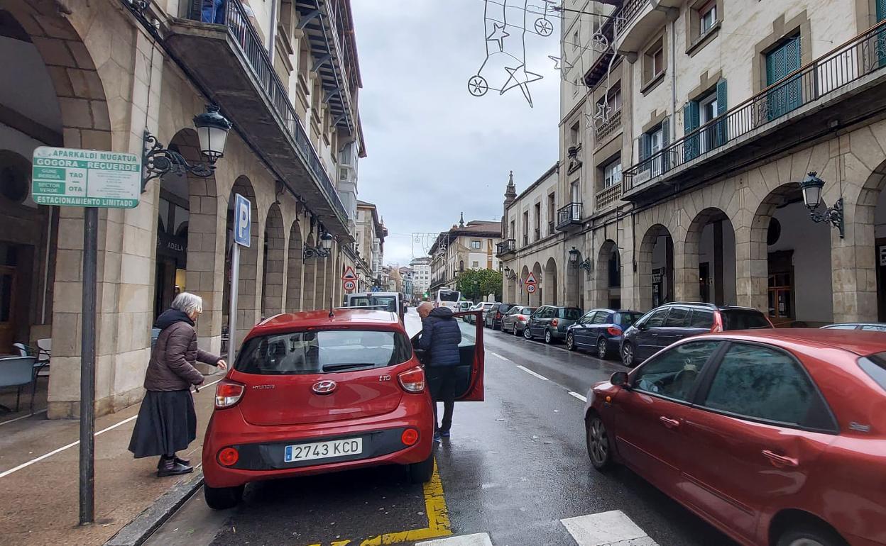 Una de las principales zonas de aparcamiento que será limitado en Gernika, abarca toda al calle Artekale. 