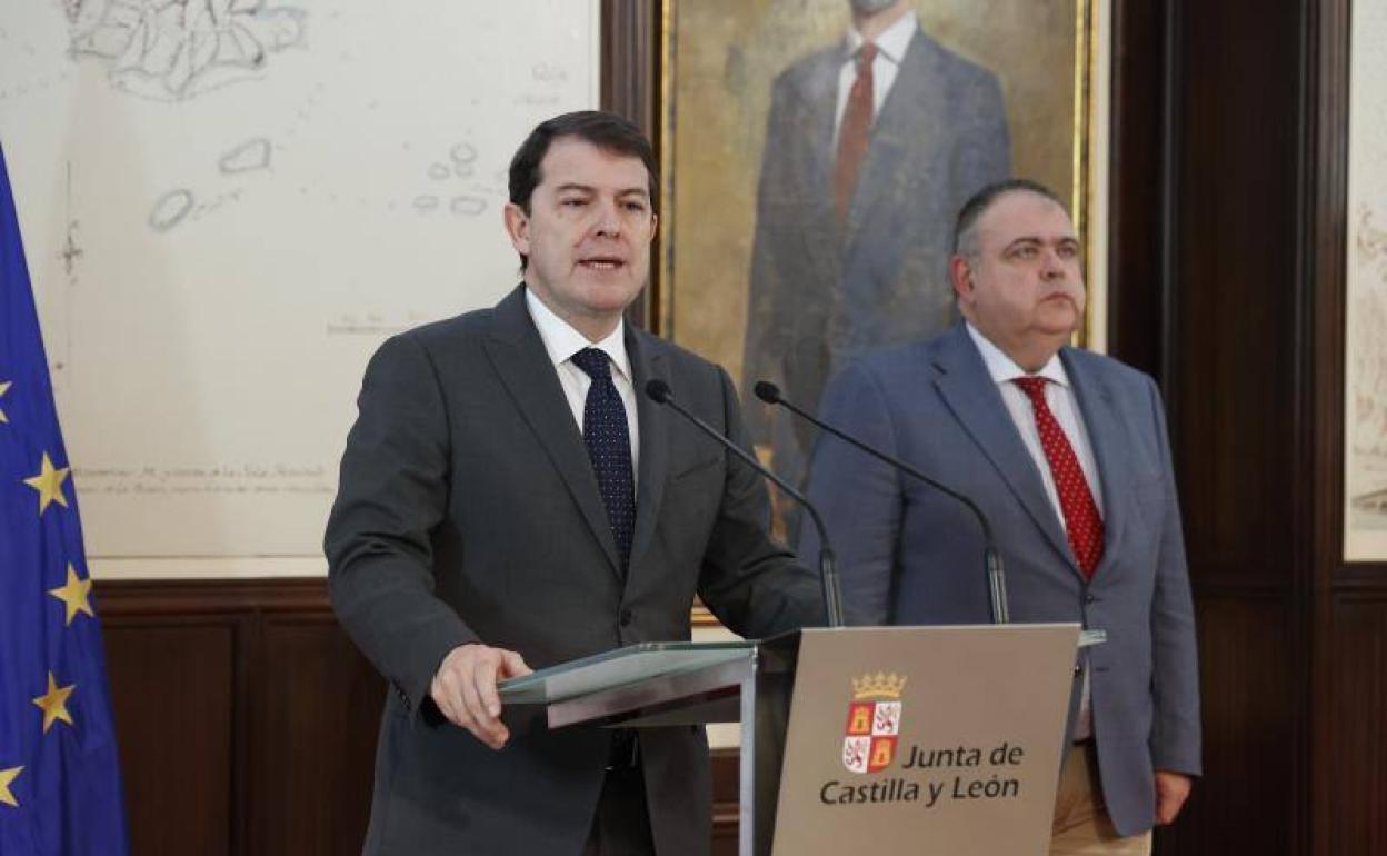 El presidente de la Junta de Castilla y León, Alfonso Fernández Mañueco, junto con el consejero de Sanidad, Alejandro Vázquez. 