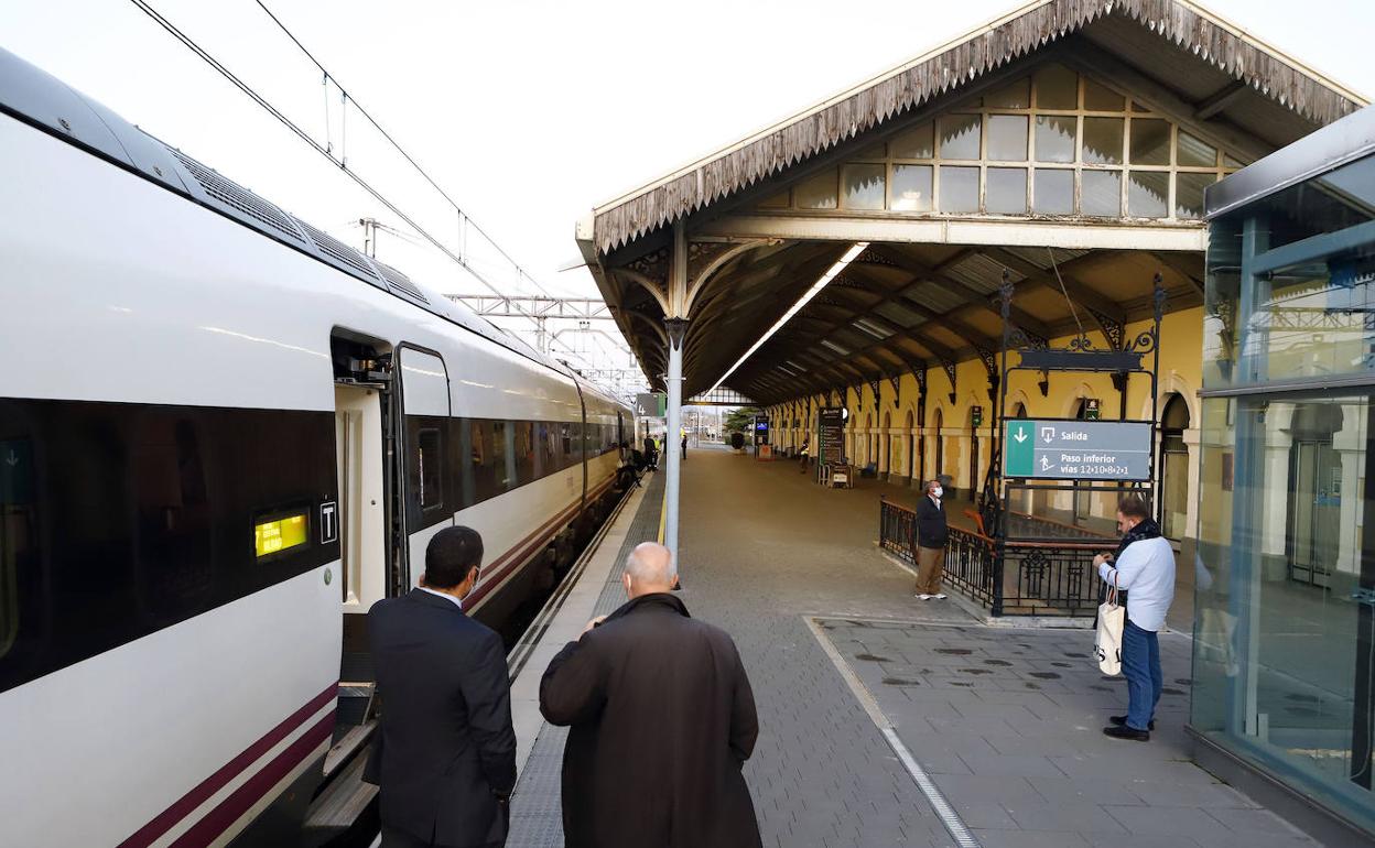 El trasbordo en autobús del tren con destino a Bilbao se ha hecho desde la estación de Miranda de Ebro. 