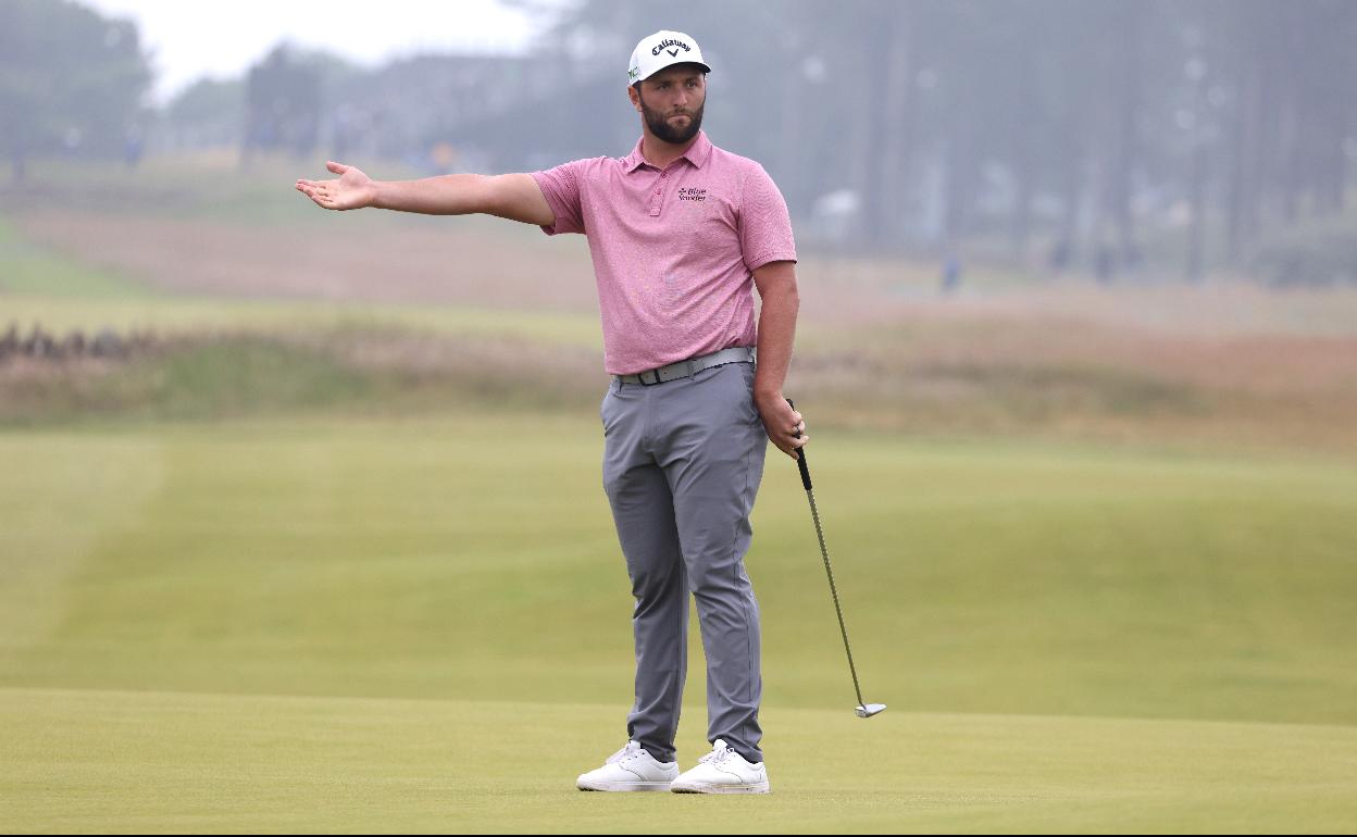 Jon Rahm, en un gestio durante un partido tras impactar a la bola. 