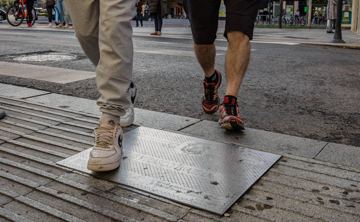 La placa que recuerda a Jesús Velasco Zuazola, el que fuera jefe de los Miñones, se ubica junto a un paso de cebra.