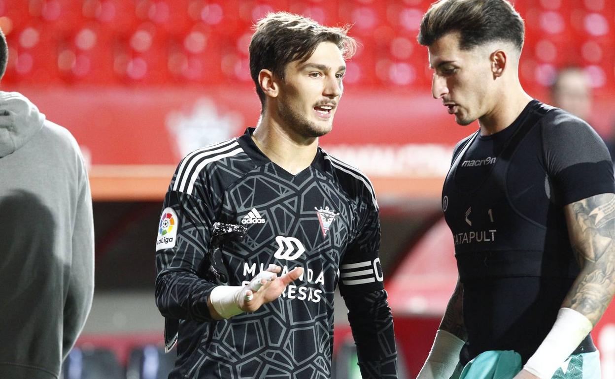 Ramón Juan, que conversa con su homólogo Cardenas (Levante), acumula 8 encuentros de Liga como portero titular y capitán del Mirandés. 