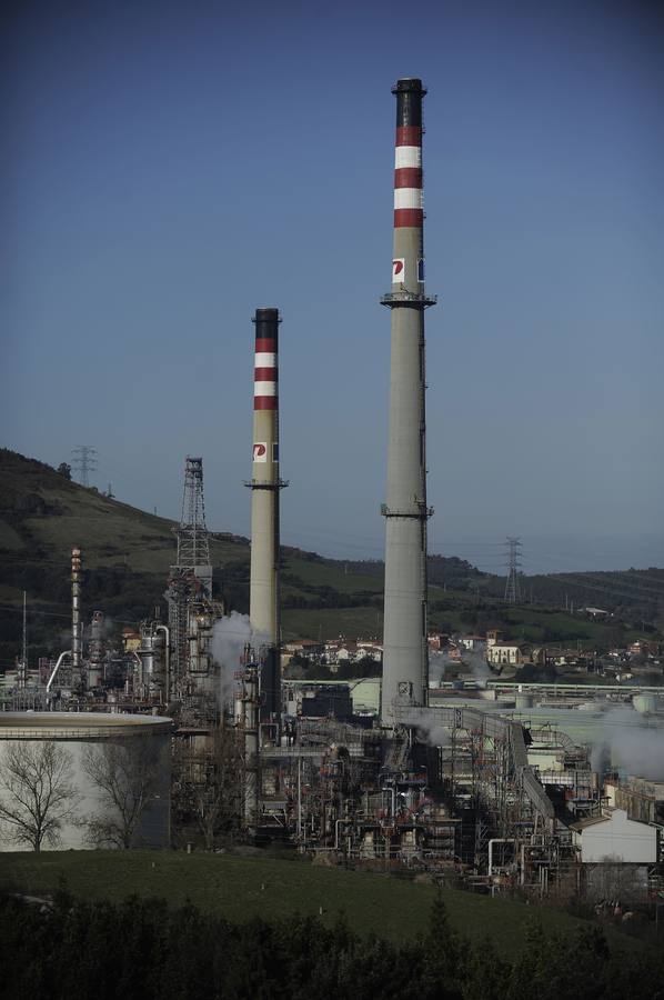 Vista de las emblemáticas chimeneas de Petronor. 