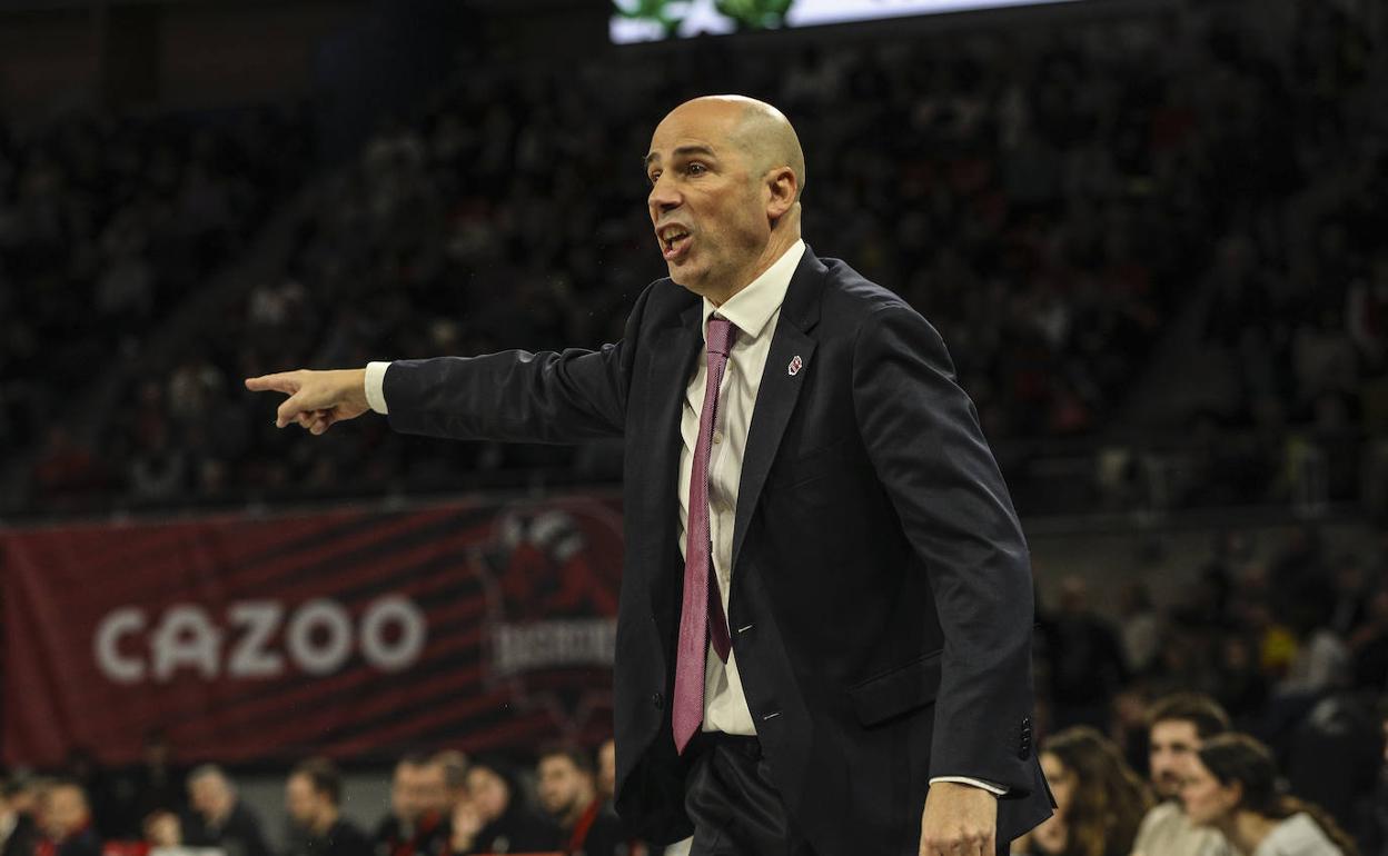 Joan Peñarroya da indicaciones a sus jugadores durante el partido. / 