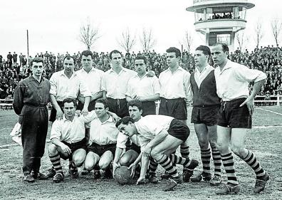 Imagen secundaria 1 - Alavés-Burgos (1-0). 10 de marzo de 1957. Segunda División. De arriba a abajo, el gol de Hormaeche, las alineaciones de ambos equipos y el saludo entre capitanes, con Sanz por parte vitoriana. 