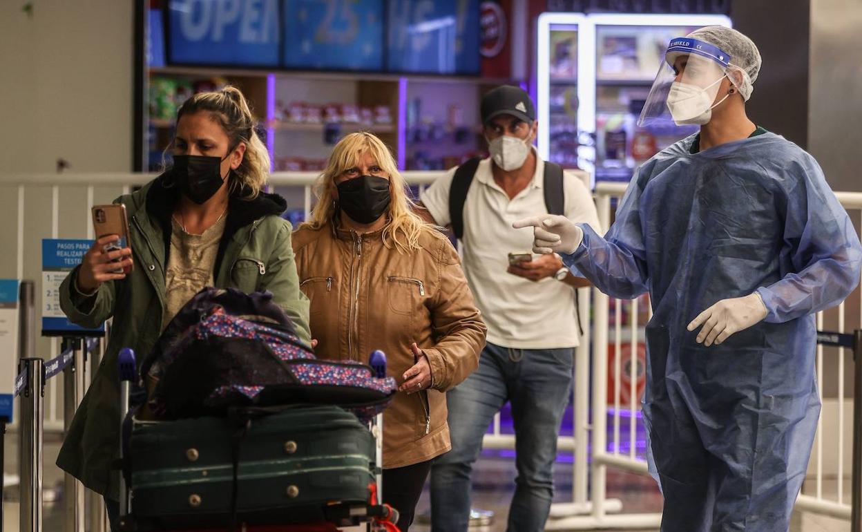 Las medidas de control del covid en los aeropuertos «no sirvieron para nada»