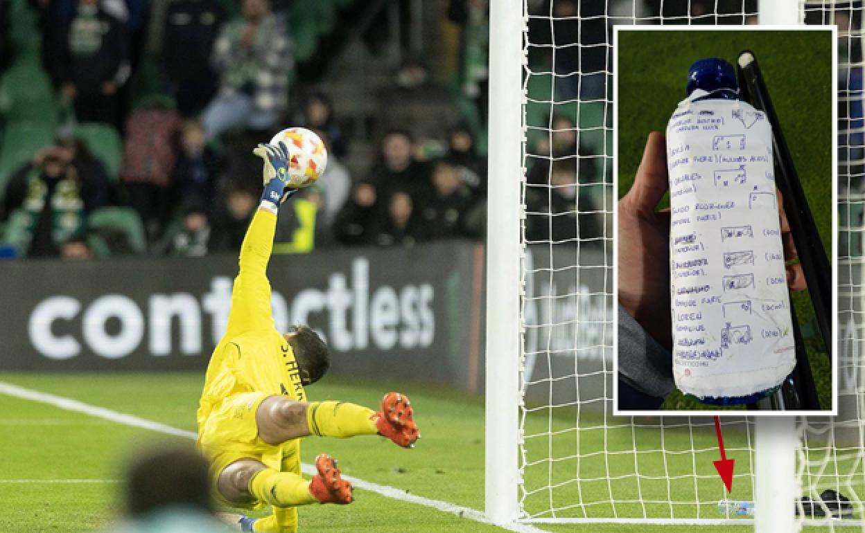 Momento en el que Herrera desvía el lanzamiento de Canales. 