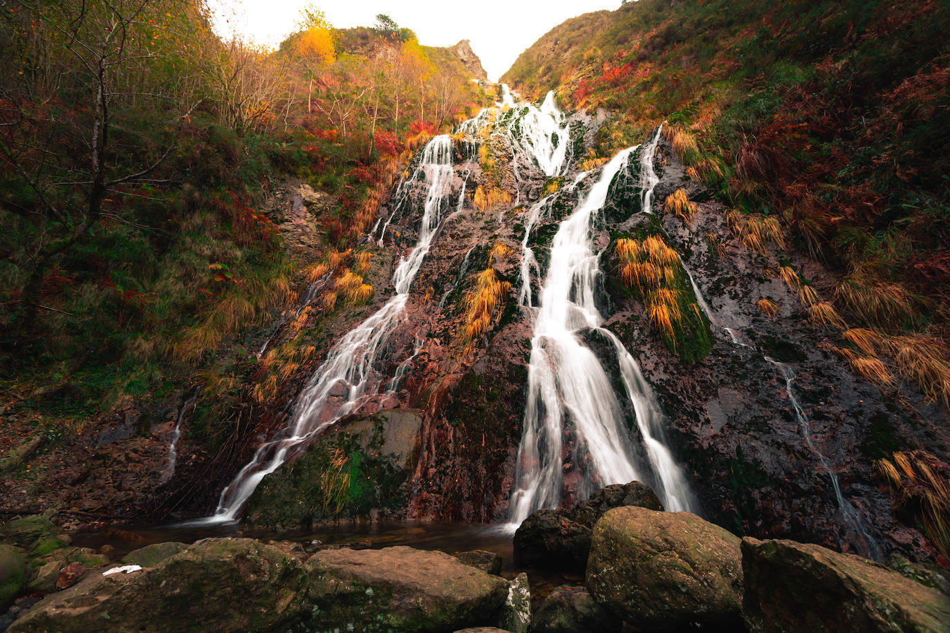 La cascada de Aitzondo | Se encuentra situada en Gipuzkoa, en pleno Parque Natural de Peñas de Aia, en las proximidades de la localidad de Irun, municipio de Irun. El acceso se puede realizar, desde esta misma localidad, hasta el barrio de Ibarla. 