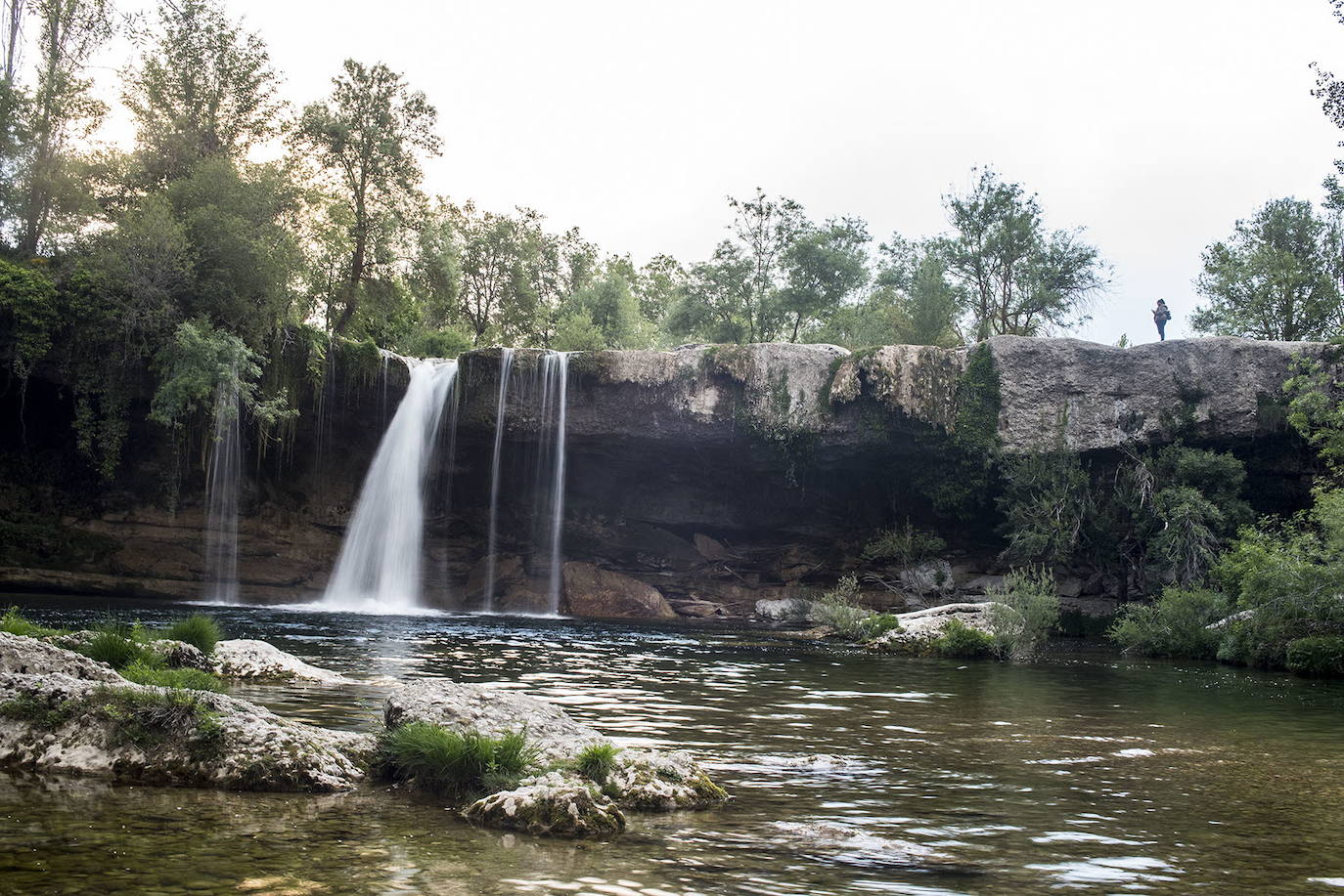 Cascada de Pedrosa de Tobalina (Merindades. Burgos) | El Valle de Tobalina, al norte de Burgos, se encuadra entre el cresterío de la Sierra de Arzena y los Montes Obarenes y está cruzado por el Ebro. Tiene 169 kilómetros cuadrados y recibe su nombre de la abundancia de una piedra caliza característica de la zona denominada toba. Pedrosa de Tobalina. Además del característico casco rural, con casonas blasonadas de toba y arenisca, el pueblo destaca por sus cascadas. En época de lluvias, como es la actual, son impresionantes.