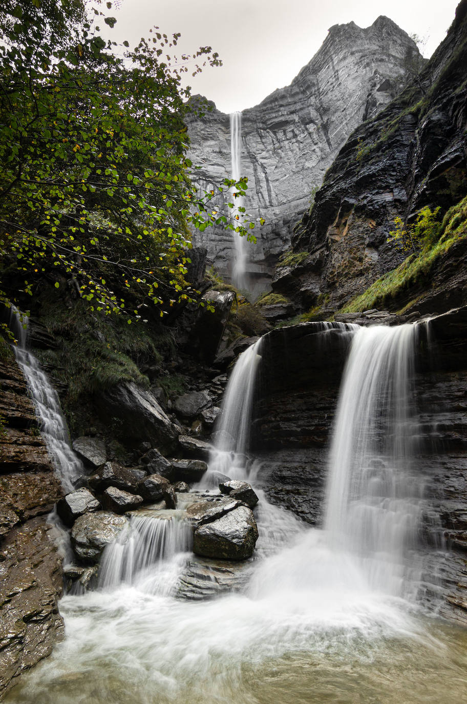 Salto del Nervión (Álava) | El río más cantado por los bilbaínos nace en Álava. Concretamente, en la cueva del Gato, a unos 900 metros de altitud, cerca del monte Arantxaga y de la aldea de Iñurrita. Allí recoge las escasas aguas que acopia la sierra de Guibijo y después de unos tres kilómetros se lanza al vacío. Demasiado joven para tanto salto: 207 metros, aunque hay quien ha sumado 270 metros y hasta 300. Sin duda, la cascada más alta de España. Y sigue en Álava porque el desfiladero que ha formado durante miles de años pertenece a Delika, enclave integrado actualmente en Amurrio.