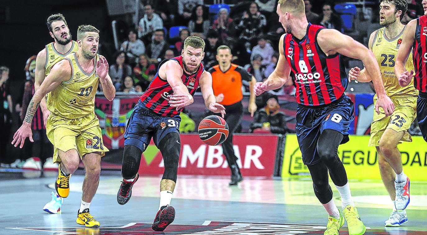 Tadas Sedekerskis se dispone a recibir el pase de Rokas Giedraitis. 