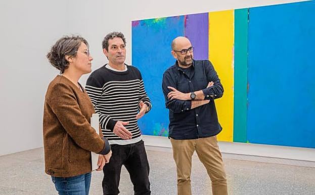 Beatriz Herráez, Gorka Lafuente y Enrique Martínez Goikoetxea, ante una pieza de Lafuente sin título, que forma parte de la colección alavesa.