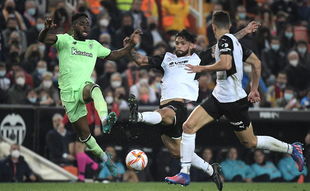 Iñaki Williams pelea con Alderete en el encuentro de semifinales del pasado año. 