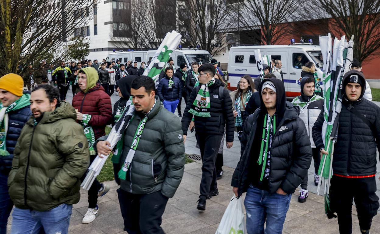 Llegada de un centenar de aficionados racinguistas, con presencia policial al fondo. 