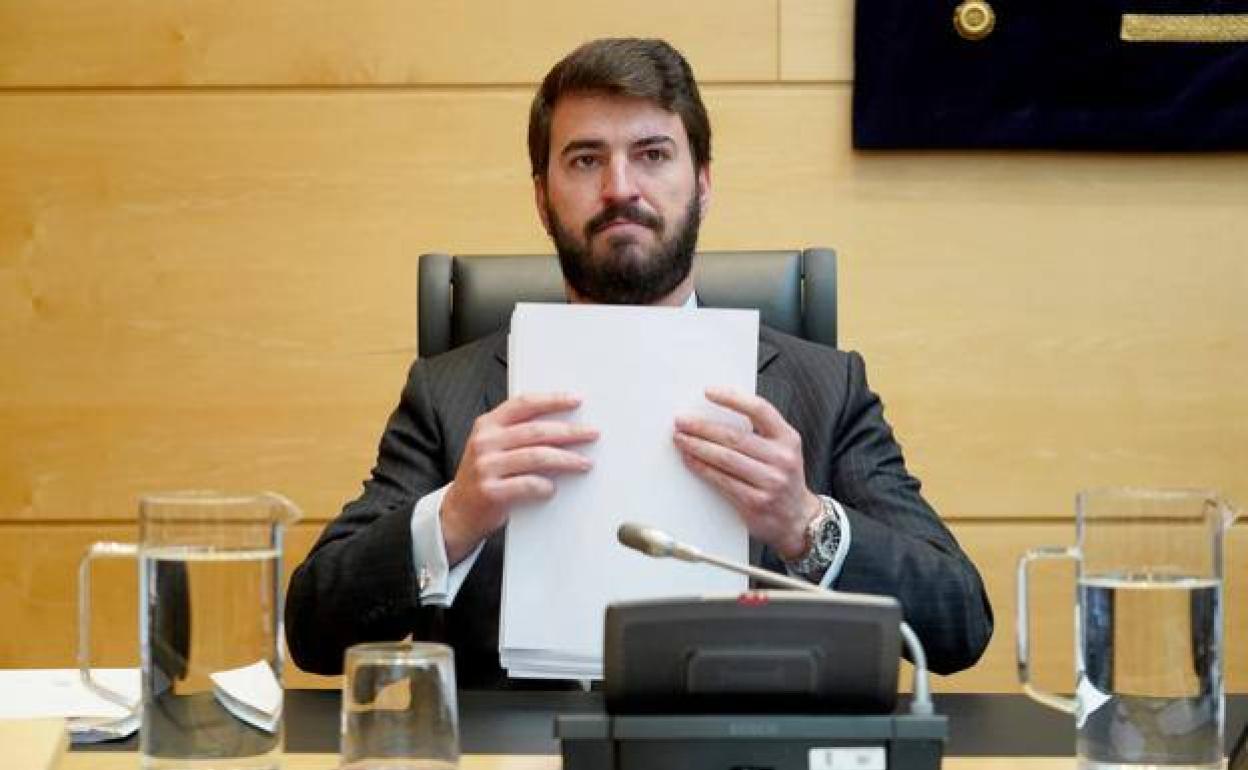 El vicepresidente de la Junta, Juan García-Gallardo, momentos antes de iniciar su intervención ante las Cortes. 