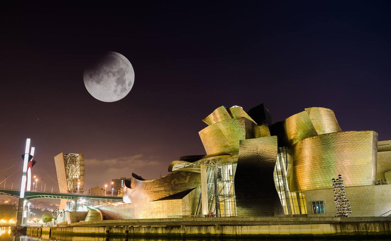 Superluna. Imagen del fenómeno lunar registrado el noviembre de 2015, con el Guggenheim en primer plano.