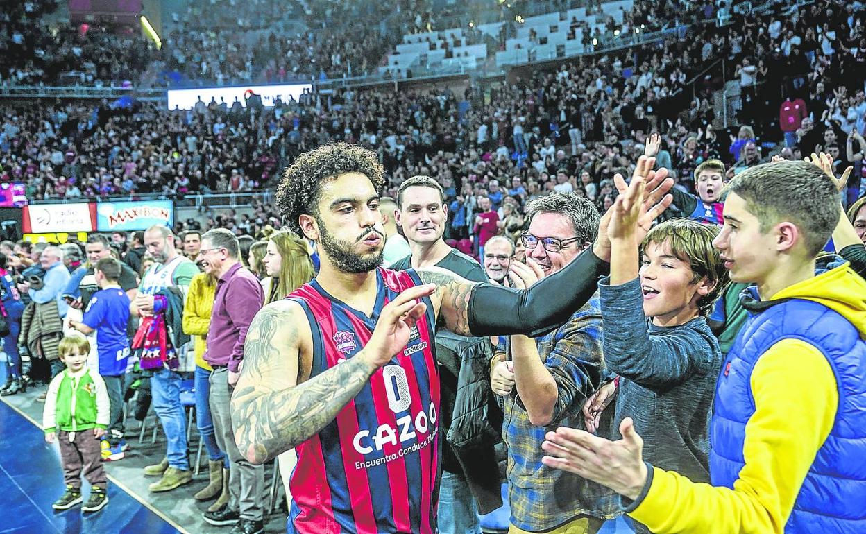 Howard saluda a los aficionados tras la victoria ante el Madrid. 