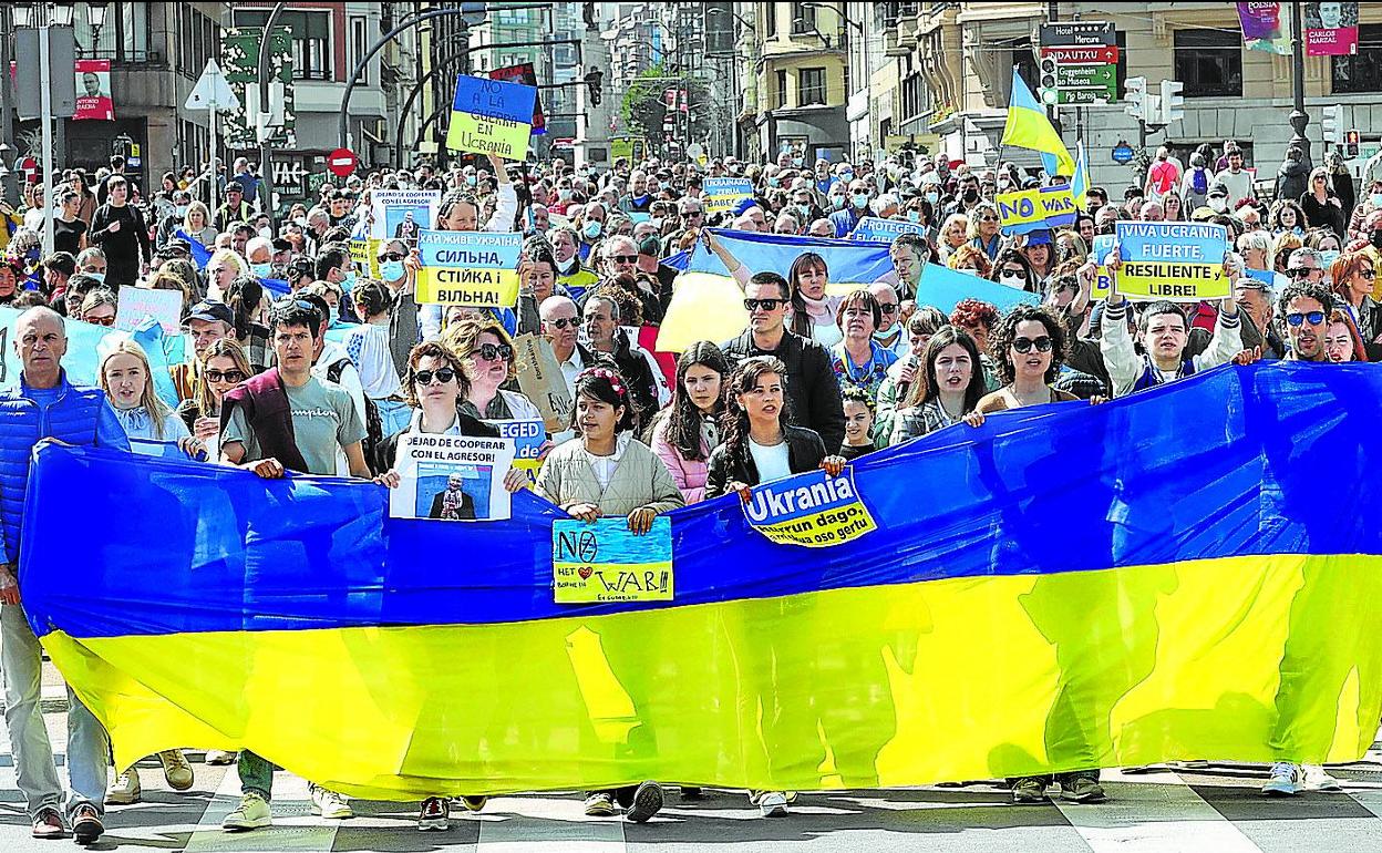 Cientos de personas se manifestaron el pasado marzo por las calles del centro de Bilbao en contra de la invasión de Ucrania. 