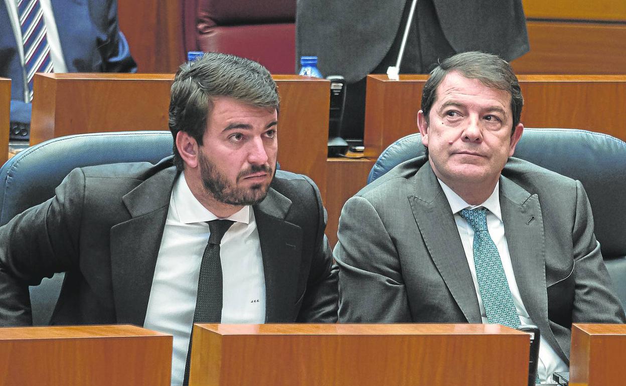 Juan García-Gallardo y Alfonso Fernández Mañueco, durante un pleno en las Cortes de Castilla y León. 