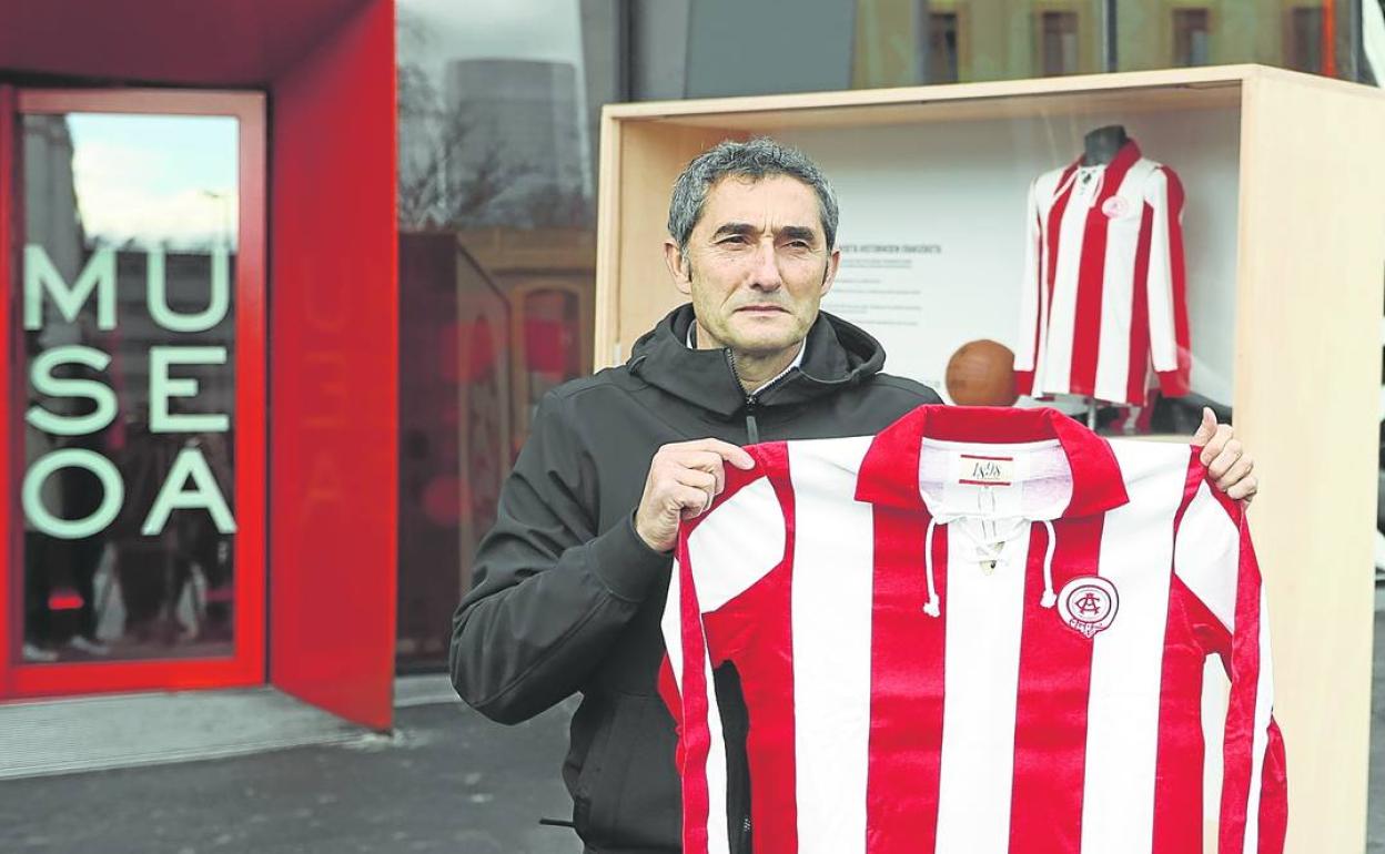 Ernesto Valverde fue el encargado de presentar junto al Museo de San Mamés la réplica de la primera camiseta rojiblanca del Athletic. 