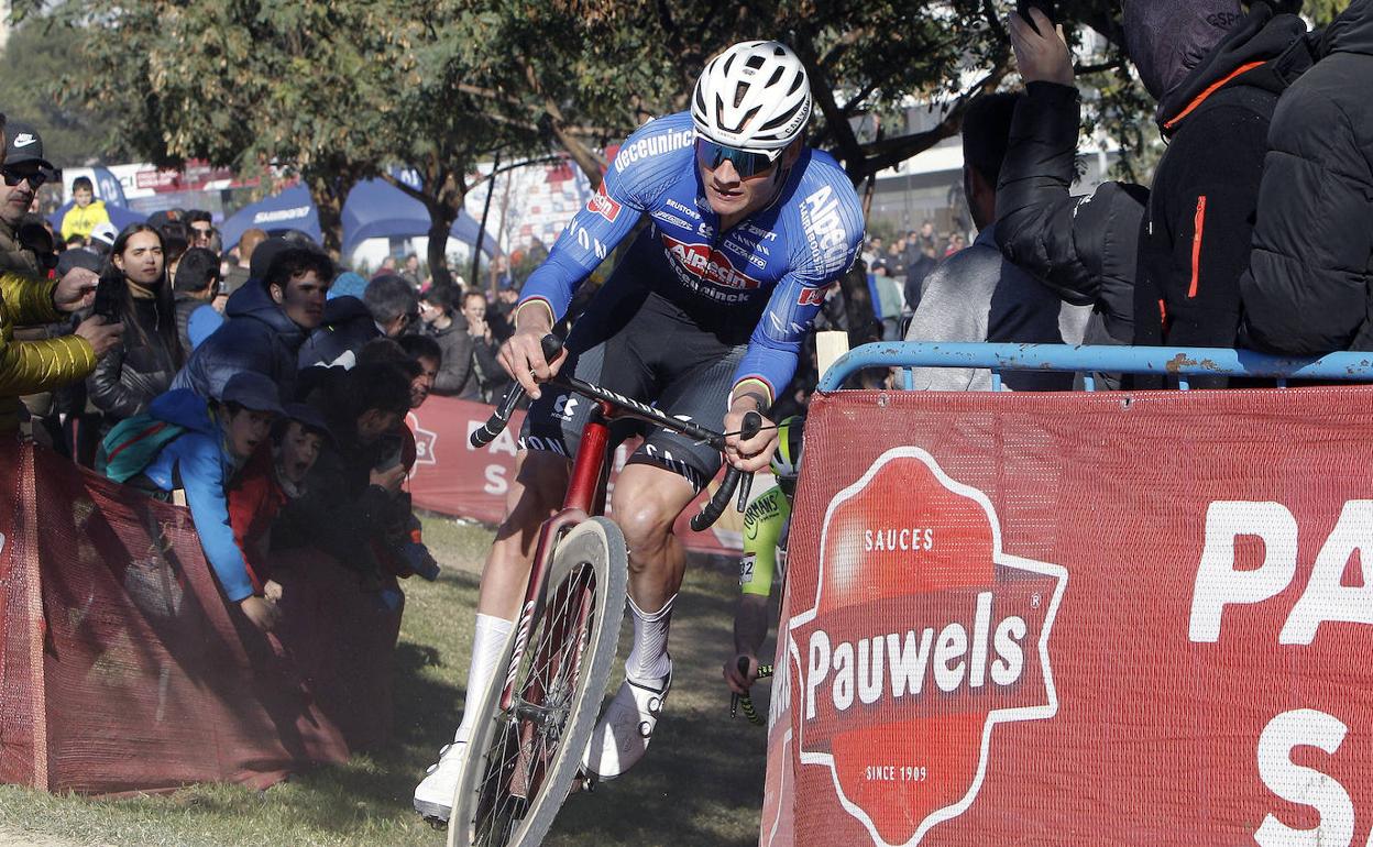 Van der Poel se impone en un mano a mano con Van Aert en el Copa del Mundo de Benidorm