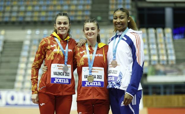 Claudia Villalante, a la izquierda, sonríe durante la entrega de medallas. 