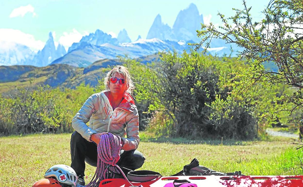 La médica y alpinista Carolina Codó, con material de rescate de montaña y el Fitz Roy al fondo. 